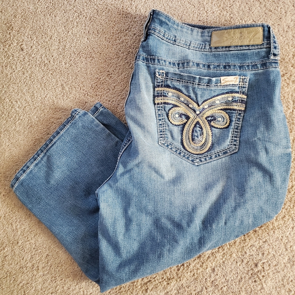 🌻 3/$20 Deal! Seven7 Blue Capris with Embroidered Details
